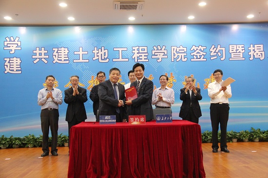 2015年，與長安大學(xué)共建全國第一個(gè)土地工程學(xué)院，設(shè)立土地工程學(xué)科碩士點(diǎn)、博士點(diǎn)。.jpg