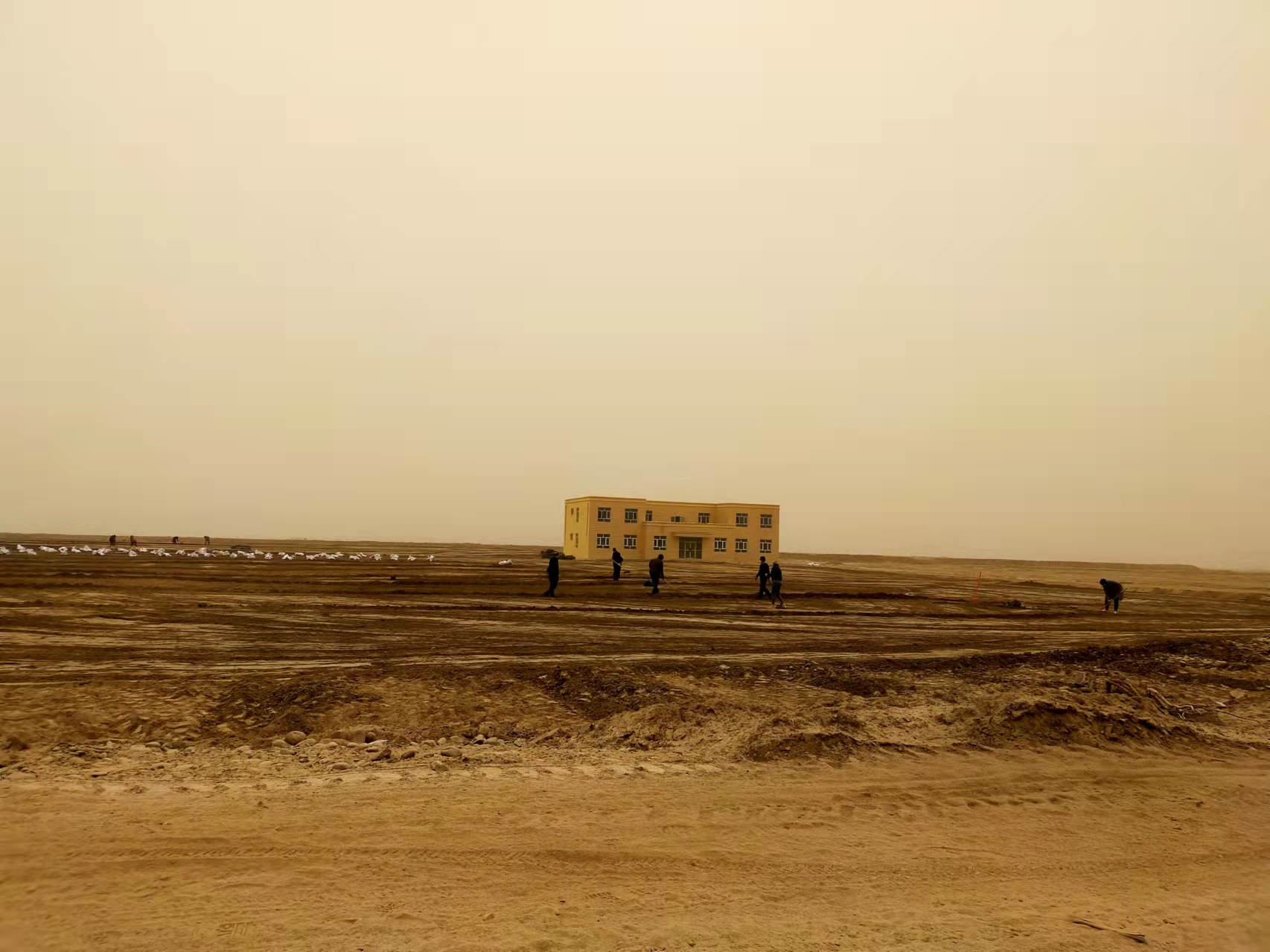 6.新疆阿克陶鹽堿地研究站（將圖中人P掉，天氣p好一點(diǎn)）.jpg
