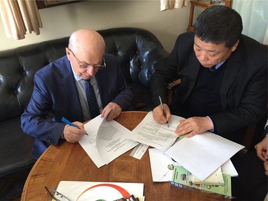 (10)集團(tuán)黨委書記、董事長韓霽昌與俄羅斯國立莫斯科大學(xué)土壤科學(xué)系系主任，教授，俄科學(xué)院通訊院士肖巴 謝爾蓋 阿列克謝爾維奇簽署合作協(xié)議.jpg