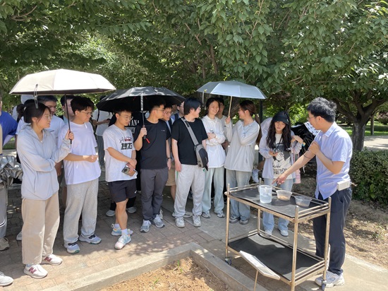 12日下午，富平中試基地現(xiàn)場(chǎng)教學(xué)（地建研究院）.jpg
